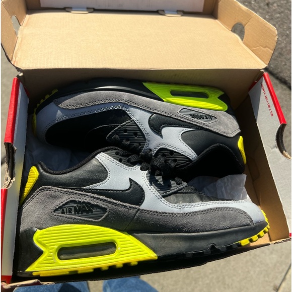 Air Max 90 Essential ‘Volt’Signature Footwear - Picture 3 of 6